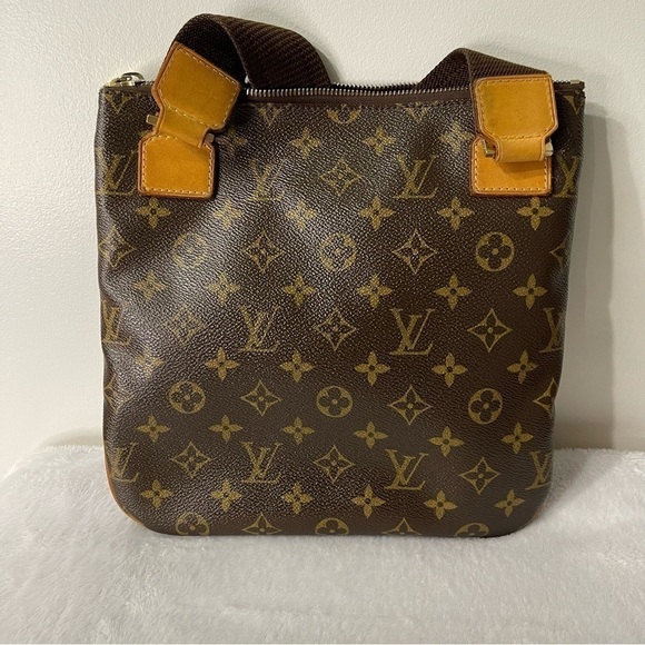 Authentic Louis Vuitton Pochette Bosphore - Picture 2 of 9